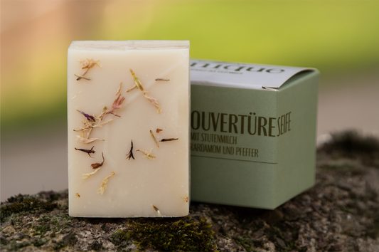 STUTENMILCHSEIFE OUVERTÜRE  mit Kardamom und Pfeffer